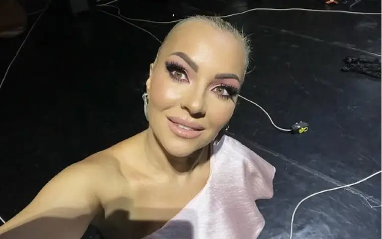 Ivana Selakov koncert Ivana Selakov u beloj haljini pravi selfie nakon nastupa