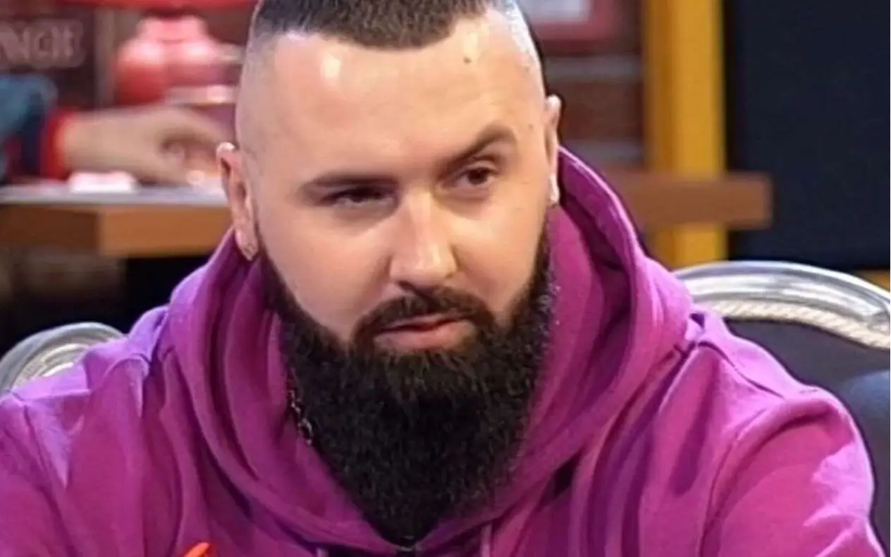Jala Brat sa bradom i ozbiljnim izrazom lica u ljubičastoj dukserici gostuje u emisiji