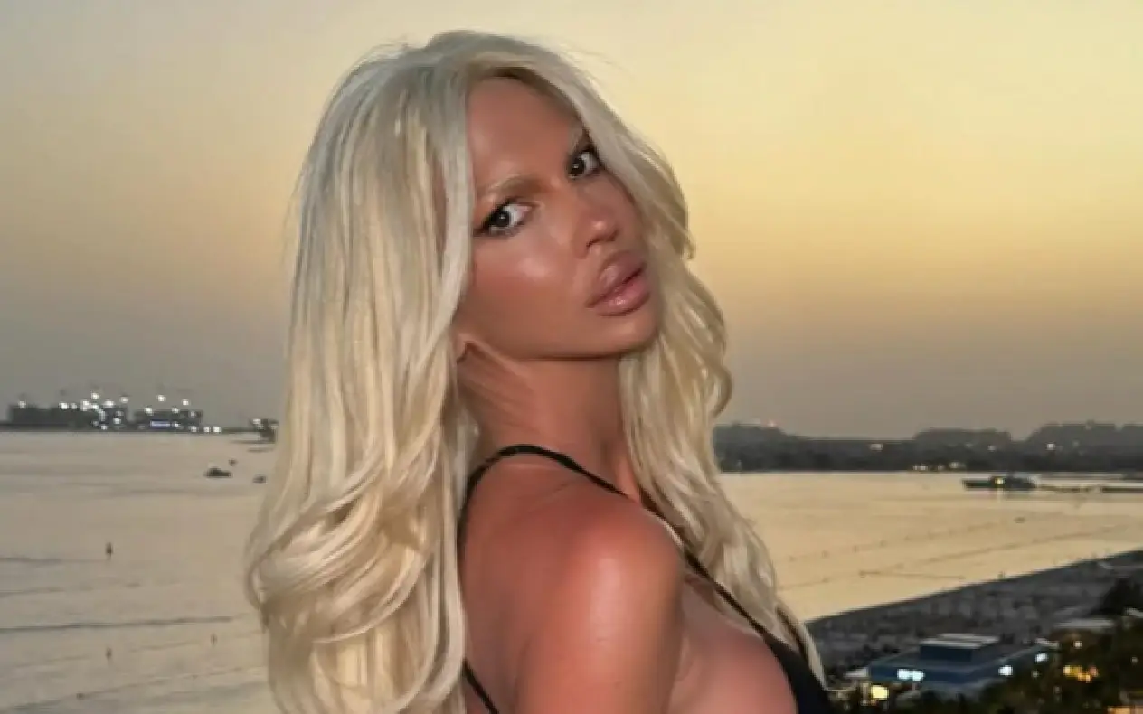 Jelena Karleuša na hotelskoj terasi - more u pozadini 