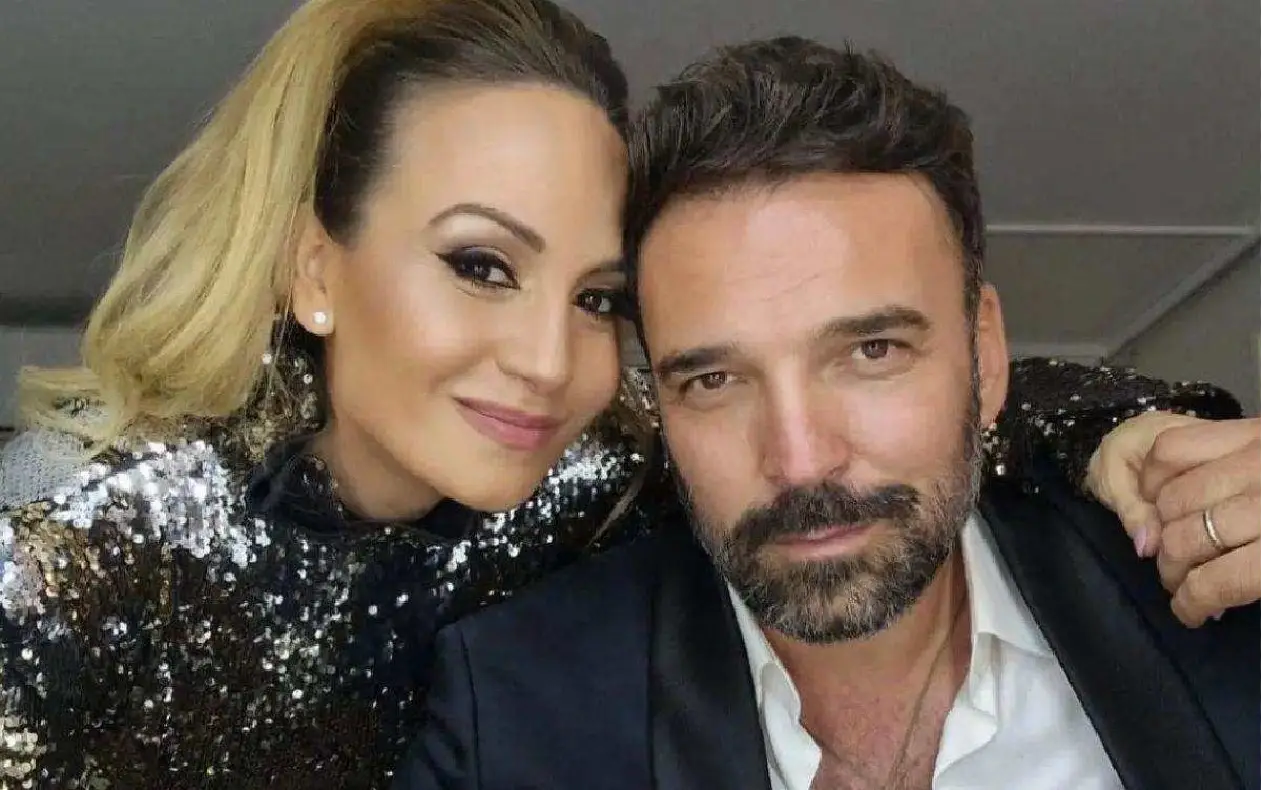 Ivan Bosiljčić i Jelena Tomašević u zagrljaju prave selfie