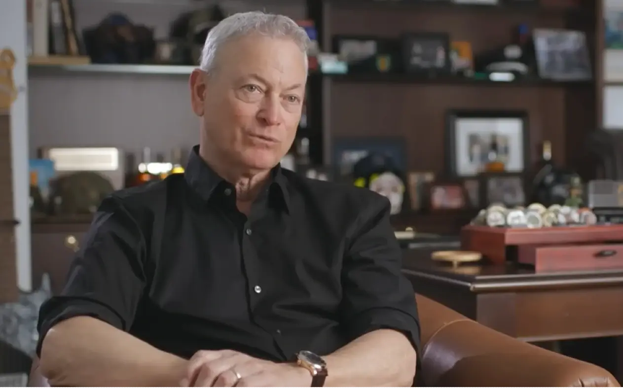 Gary Sinise tokom gostovanja u tv emisiji, u crnoj košulji i sa tužnim izrazom lica