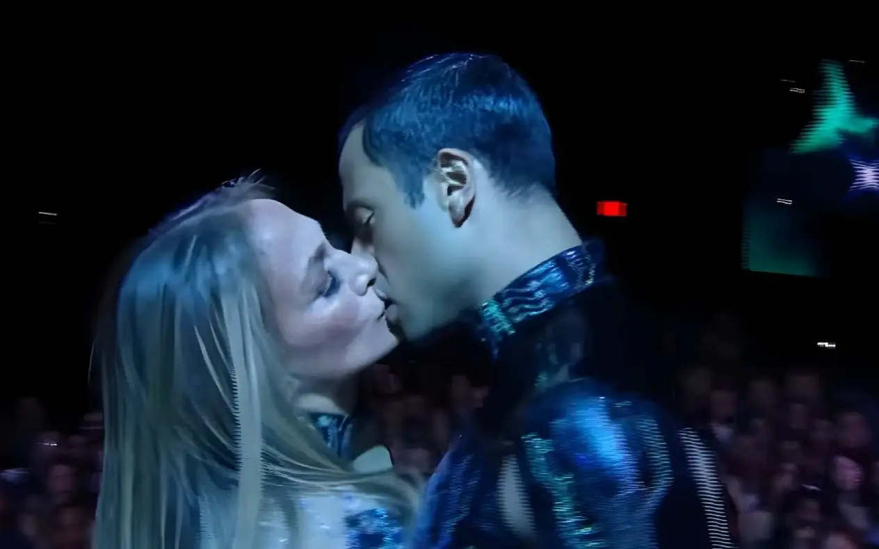 Jennifer Lopez tokom nastupa na bini se ljubi sa muškarcem