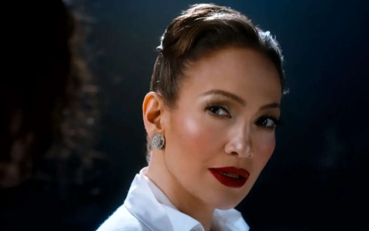 Jennifer Lopez sa izrazito jakom šminkom i ozbiljnim izrzaom lica