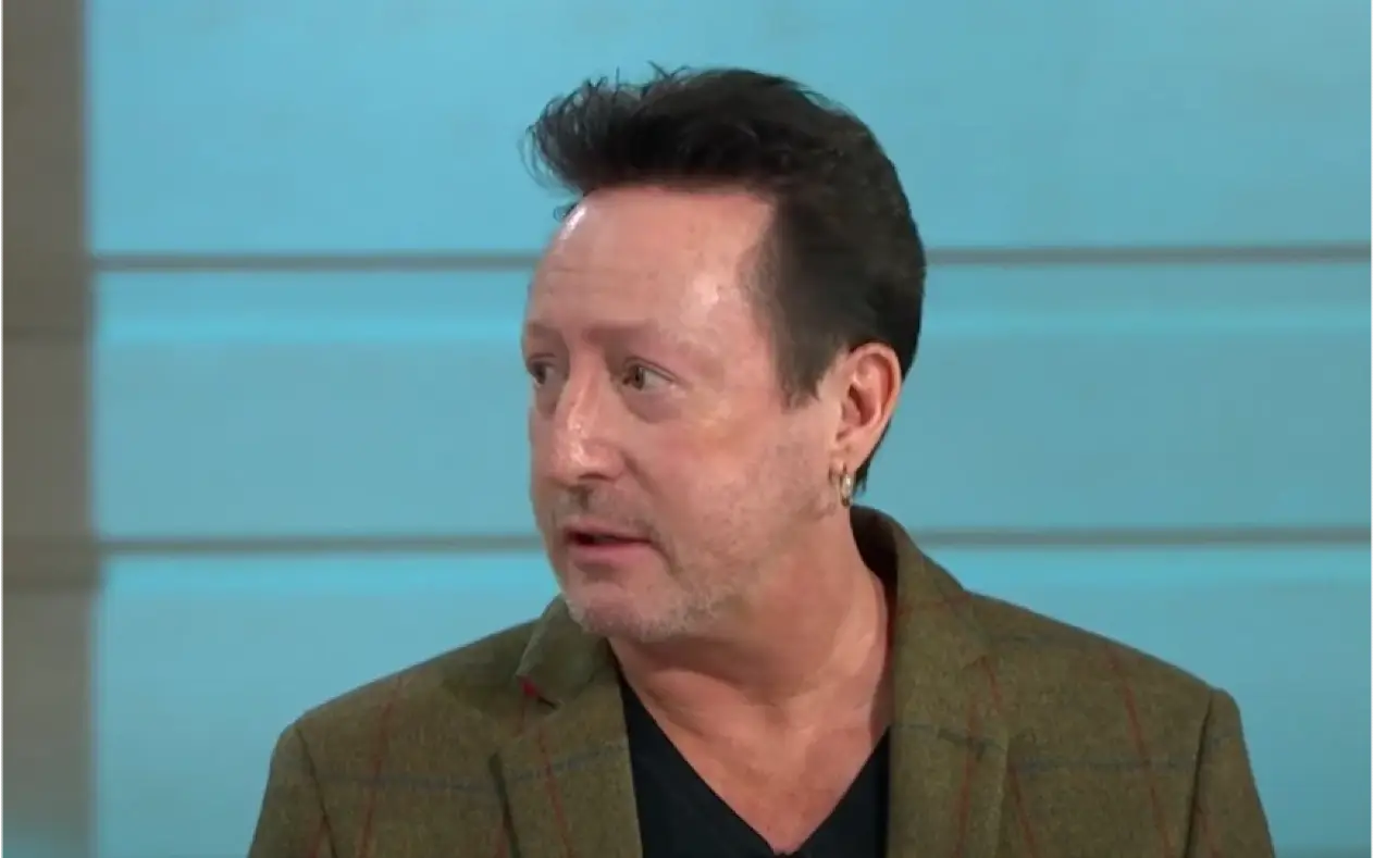 Julian Lennon tokom gostovanja u emisiji sa ozbiljnim izrazom lica iz profila