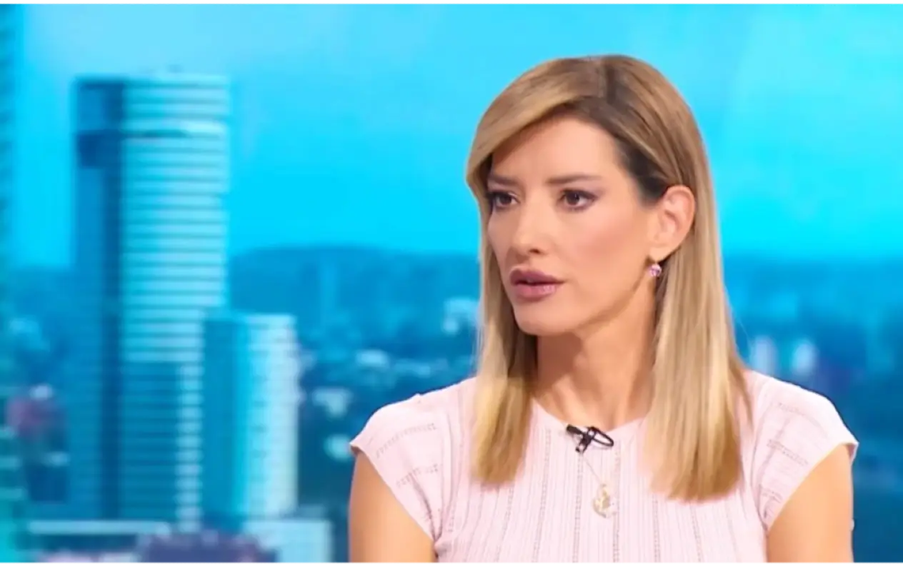 Jovana Joksimović "Uranak" Vrabac u studiju tokom emisije „Uranak“ sedi na stolici pored Jovane Joksimović.