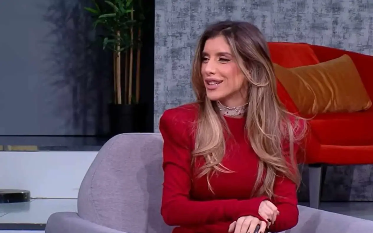 Jovana Pajić u crvenoj haljini tokom gostovanja u emisji 