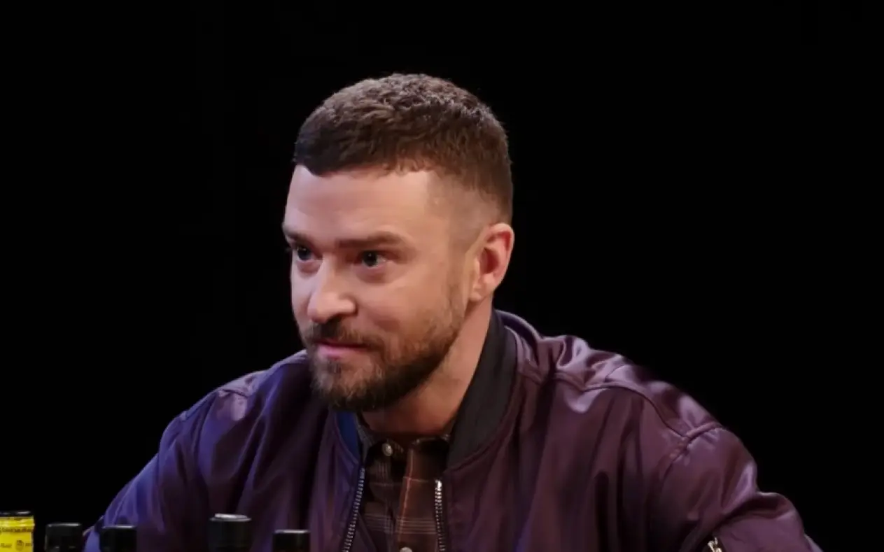Justin Timberlake sa ozbiljnim izrazom lica