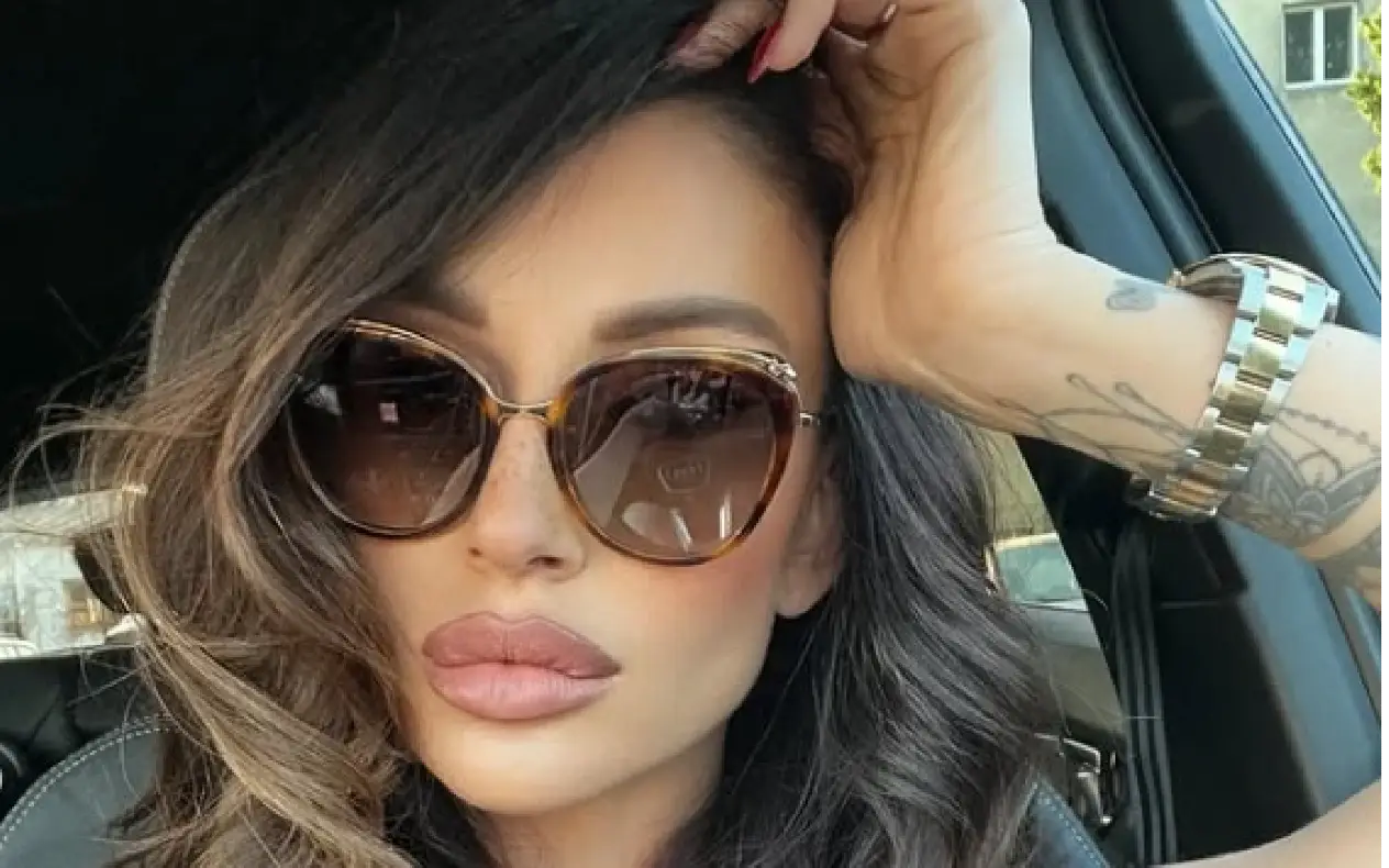 Katarina Živković snimila selfie u automobilu, nasmejana i opuštena u dnevnom svetlu