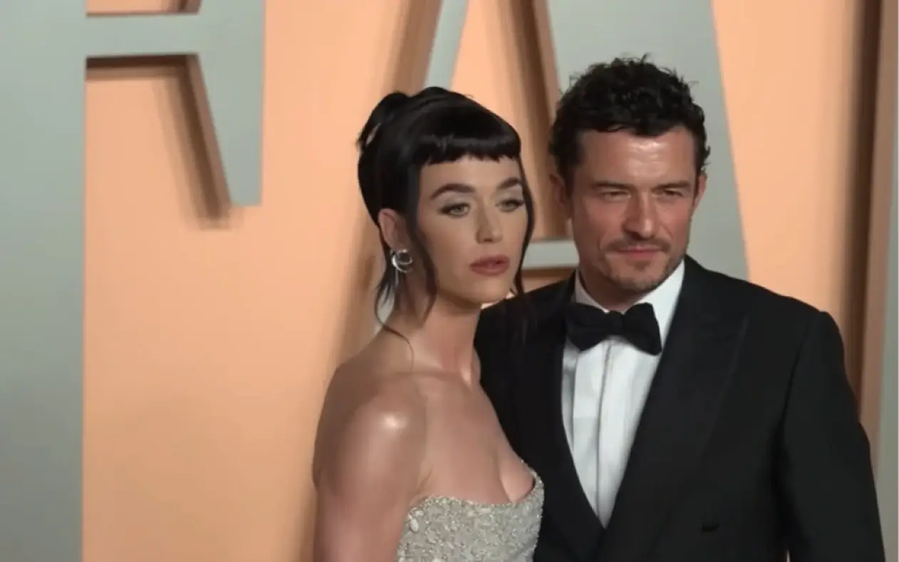 Katy Perry i Orlando Bloom na crvenom tepihu srećni i nasmejani poziraju pred fotografima