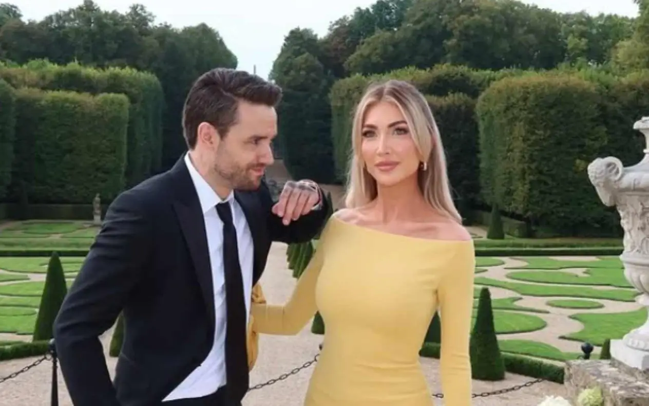 Kate Cassidy i Liam Payne zagrljeni poziraju na venčanju