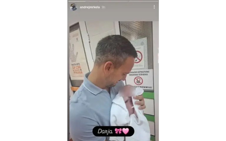 Andrej Mrkela sa ćerkicom Andrej Mrkela u rukama drži svoju ćerkicu Darju