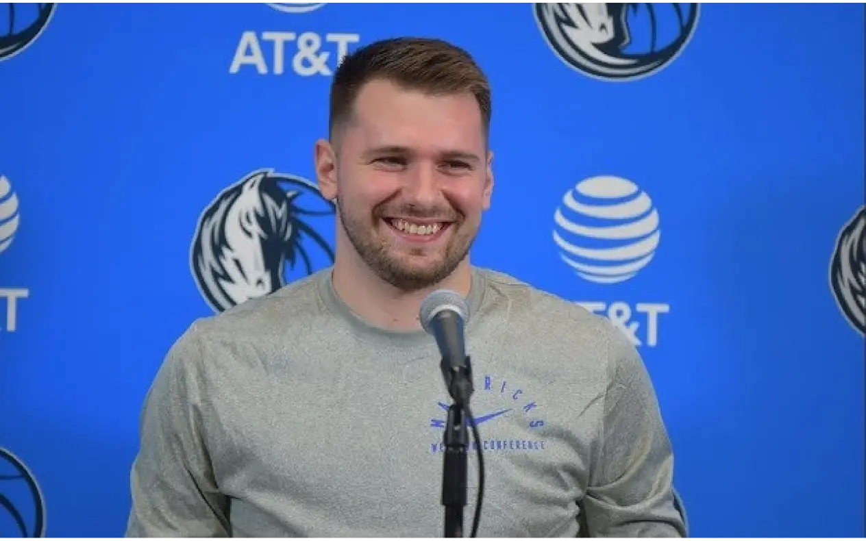 Luka Dončić sa širokim osmehom na licu dok odgovara na pitanje novinara