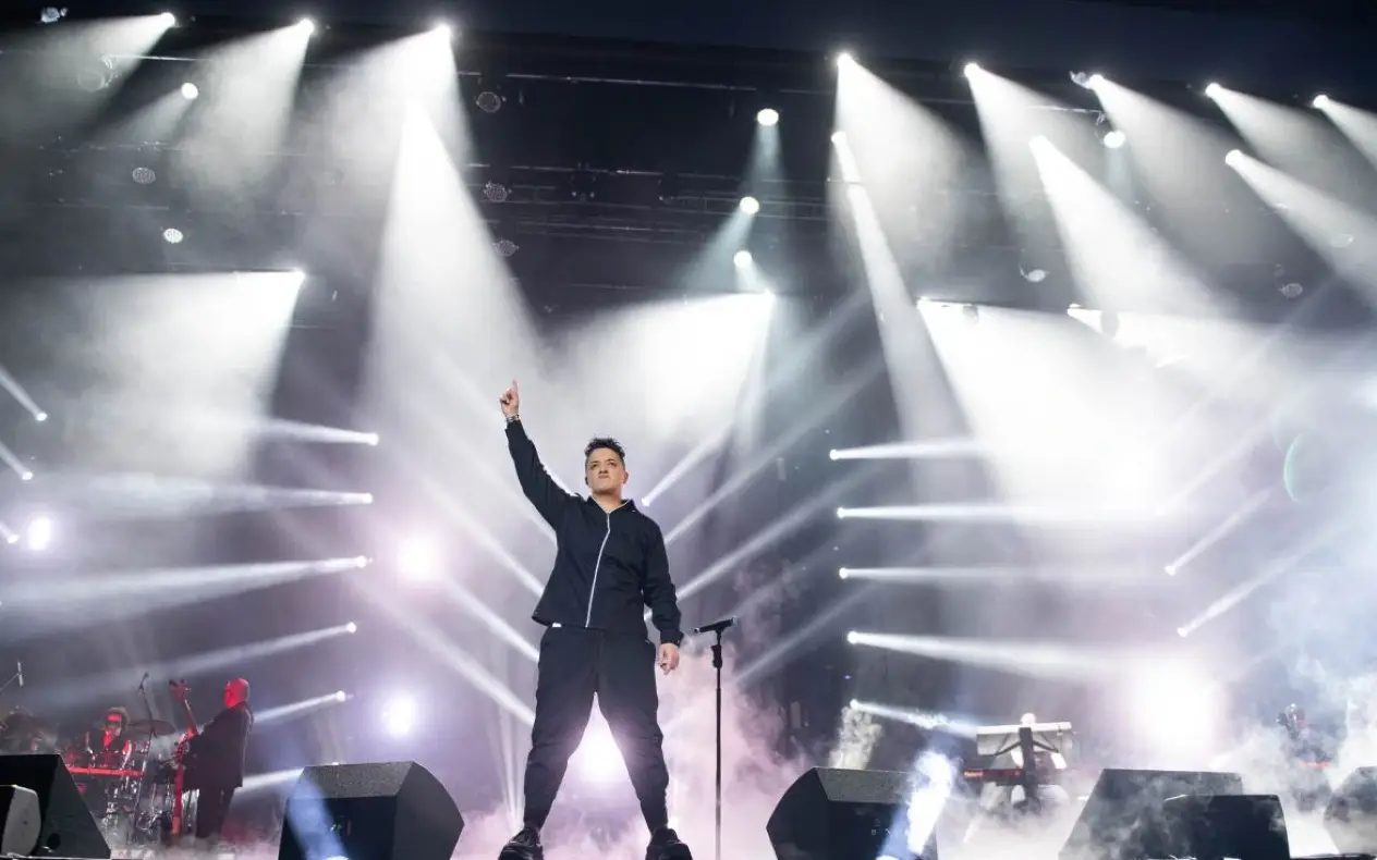 Marija Šerifović koncert Marija Šerifović u crnoj košulji i sa svećama