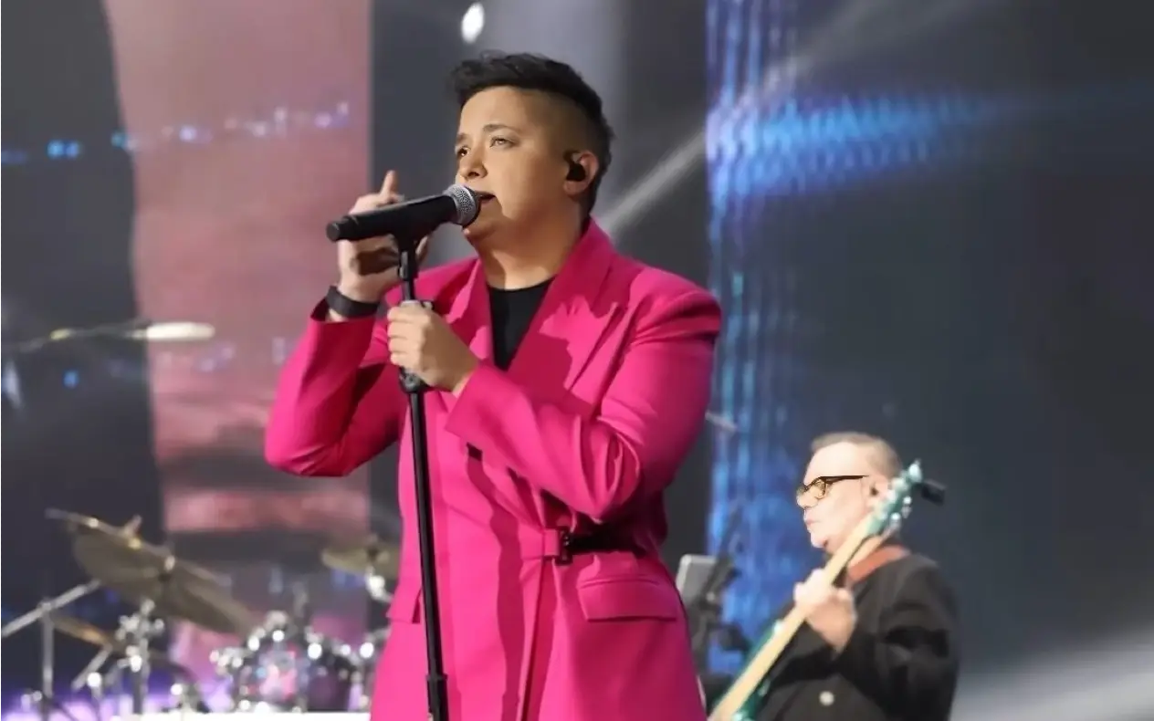 Marija Šerifović koncert u Sava Centru Marija Šerifović u Pink odelu ispred mikrofona sa prstom podignutim na gore dok peva omiljenu pesmu