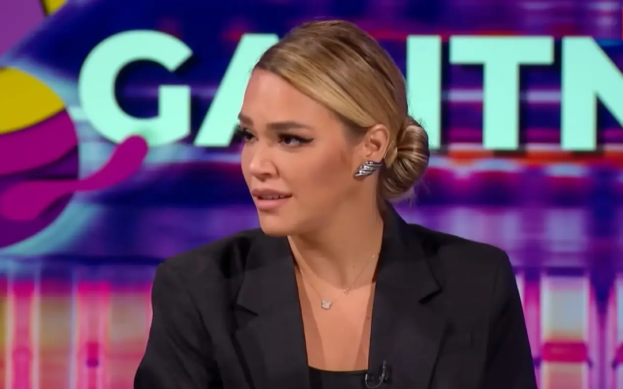 Marija Šerifović u TV emisiji Marija Mikić u crnom odelu i sa ozbiljnim izrazom lica tokom gostovanja u emisiji