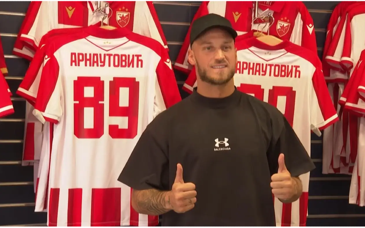 Marko Arnautović ispred dresa Crvene zvezde sa njegovim prezimenom