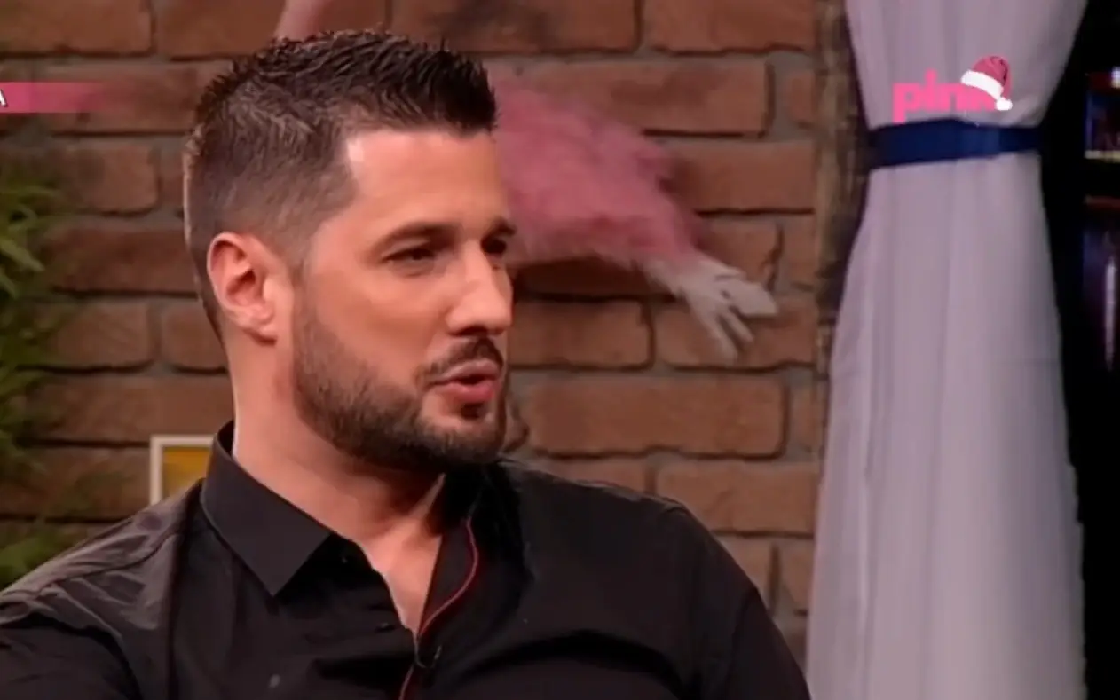 Marko Miljković u podcastu Marko Miljković u crnoj košulji tokom gostovanja u emisiji sa širokim osmehom na licu