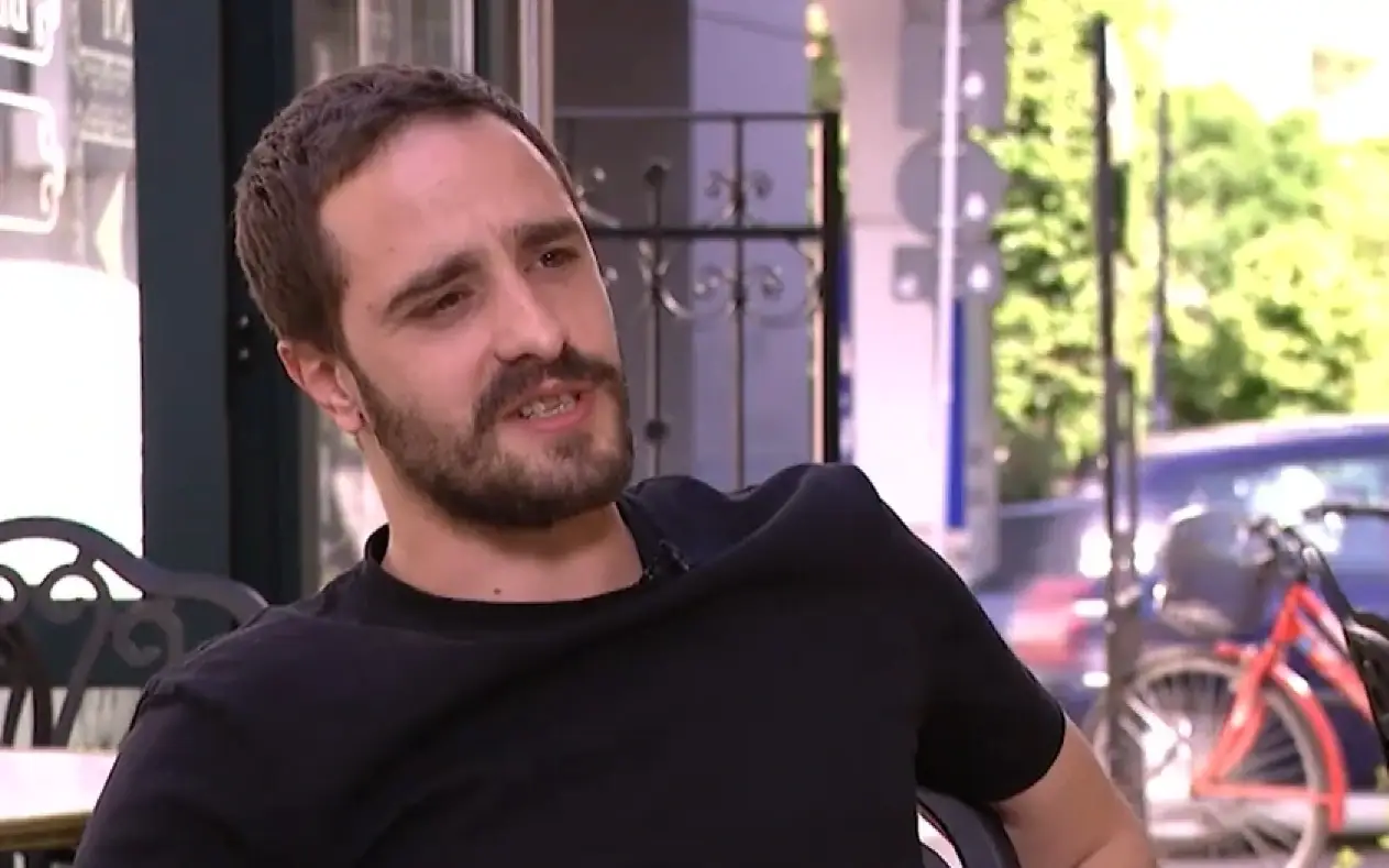 Marko Vasiljević u cnoj majici sa ozbiljnim izrazom lica daje intervju
