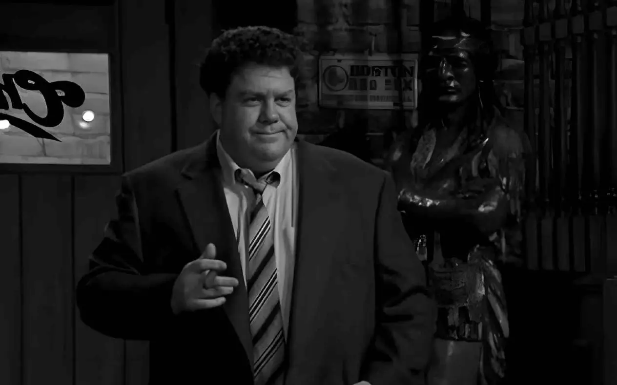 George Wendt u odelu sa tompusom u ruci u kultnoj sceni