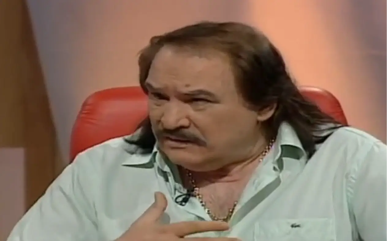 Mišo Kovač u tv emisiji Mišo Kovač u plavoj košulji tokom gostovanja u emisiji