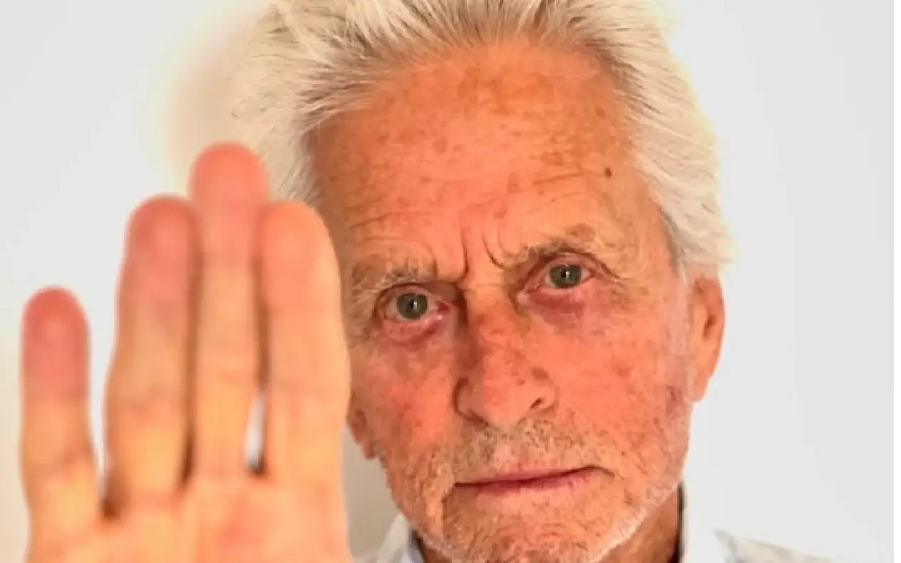 Michael Douglas otkriva da se povukao iz glume nakon 60 godina karijere. U fokusu su zdravlje, porodica i projekti koji još čekaju premijeru.