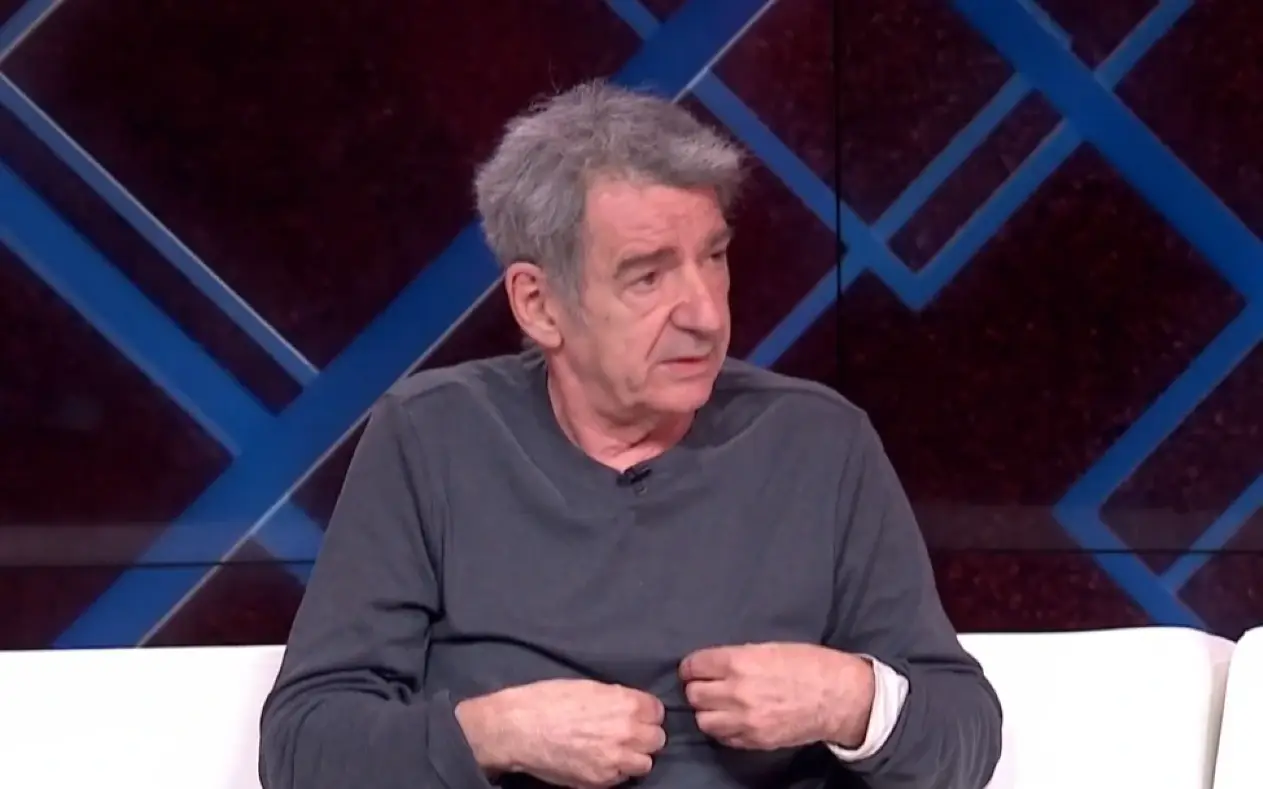 Miki Manojlović u sivom džemperu tokom gostovanja u emisiji