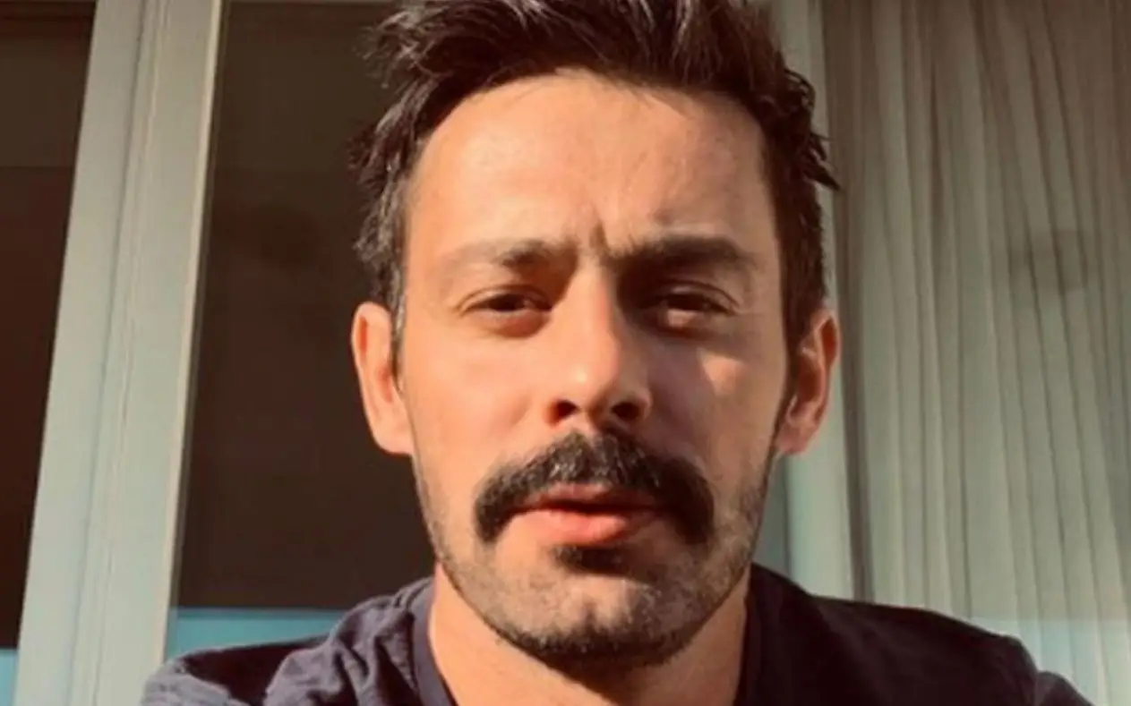Milan Vasić u crnoj majici pravi selfie