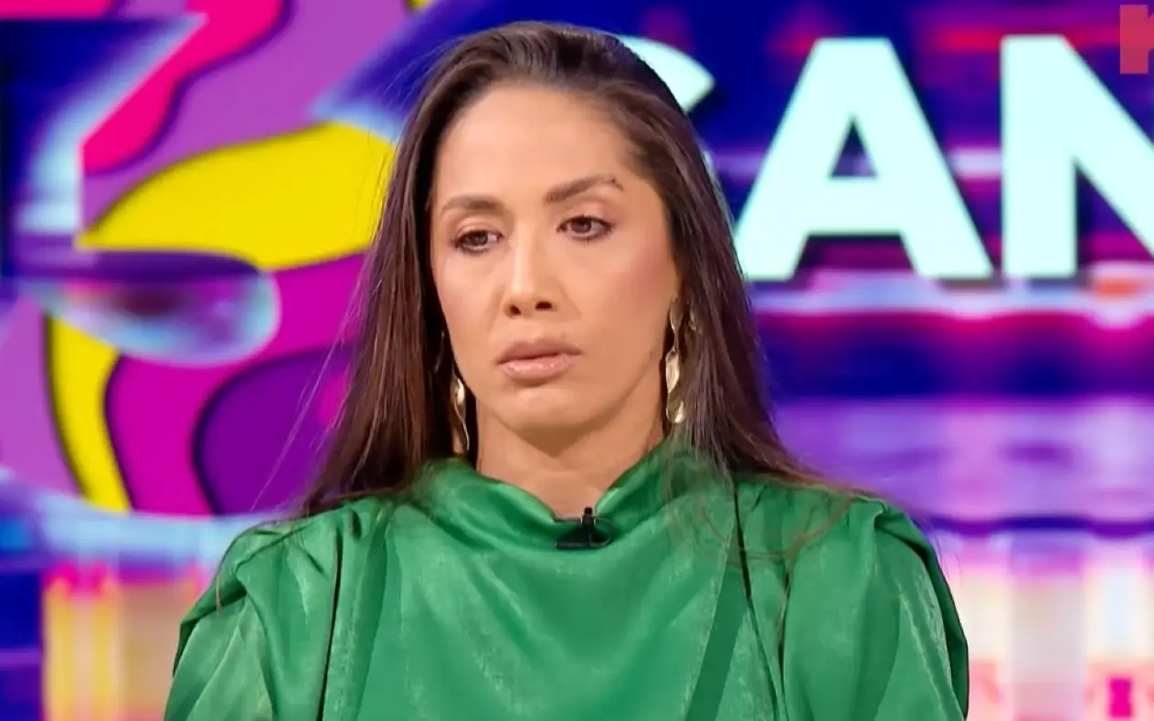 Milena Ćeranić sa blagom šminkom i ozbiljnim izrazom lica tokom gostovanja u emisiji