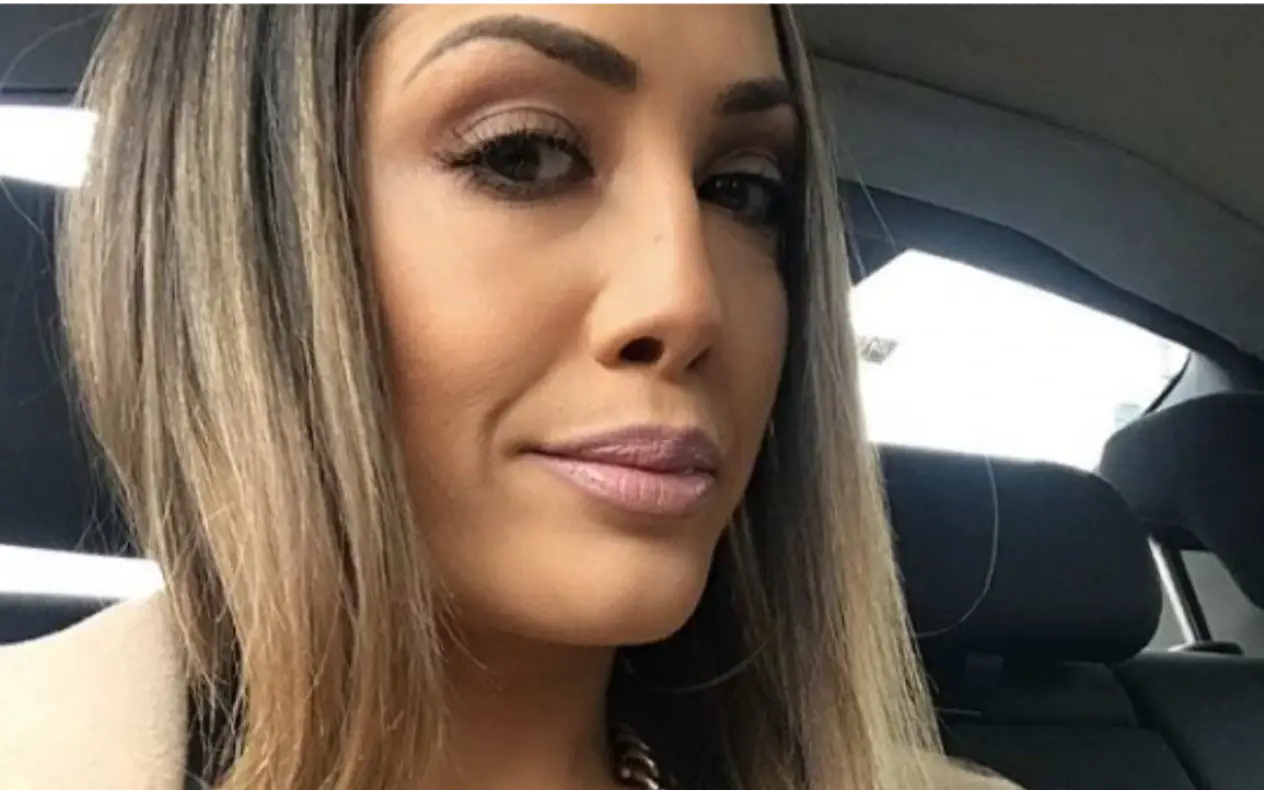 Milena Ćeranić sa blagom šminkom i ozbiljnim izrazom lica pravi selfie