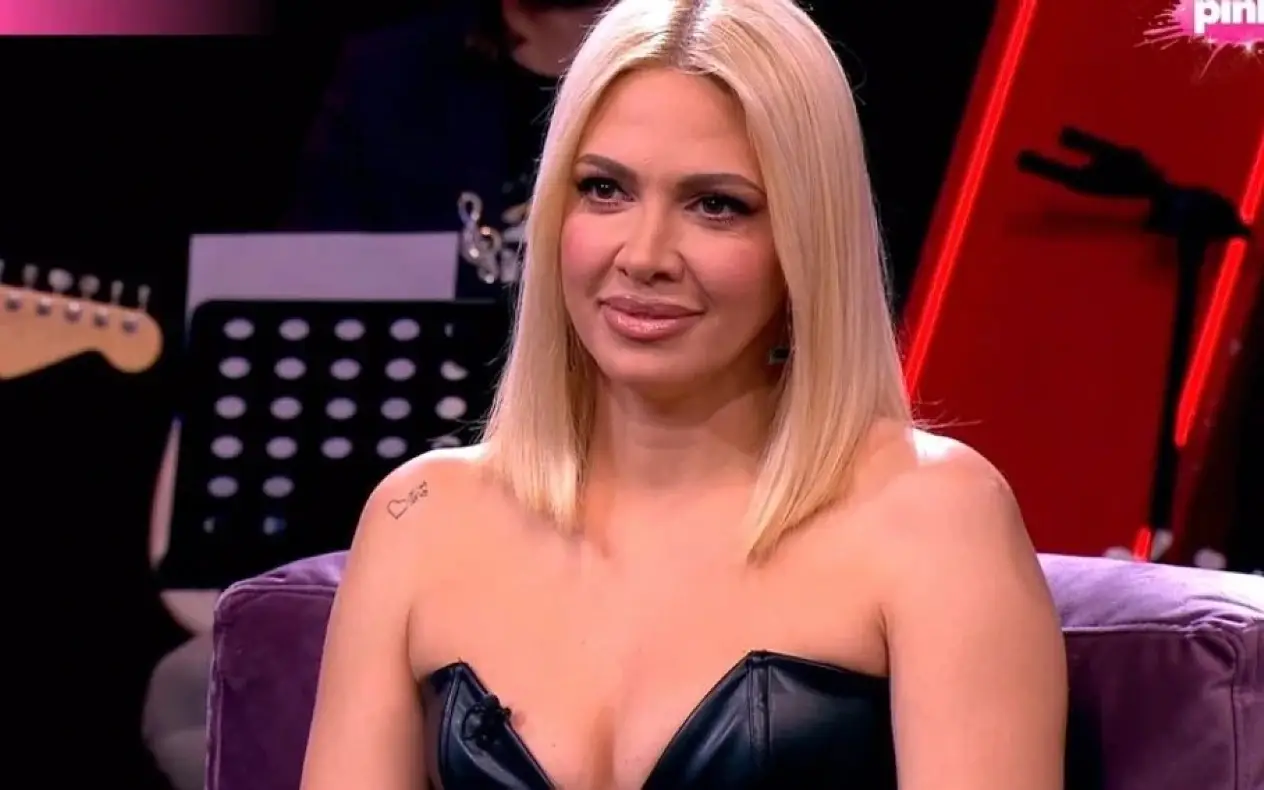 Milica Todorović sa ozbiljnim izrazom lica tokom gostovanja u emisiji
