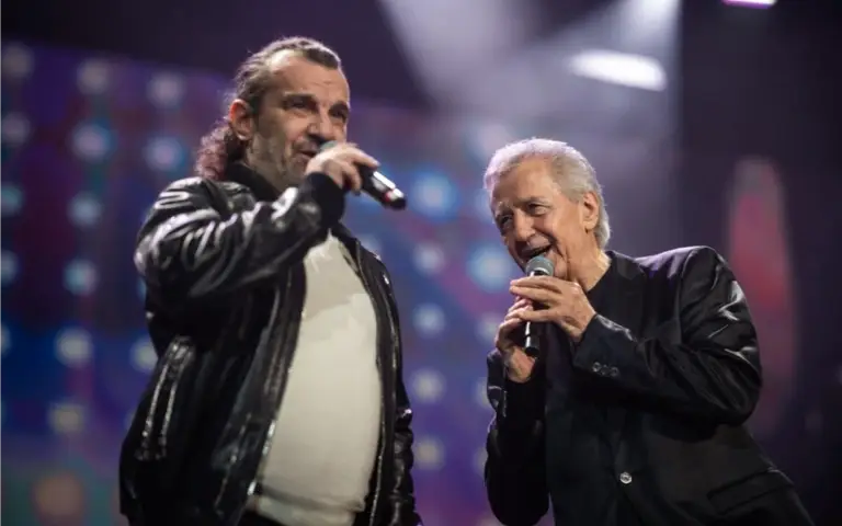 Aca Lukas sa mikrofonom na koncertu Miroslava Ilića