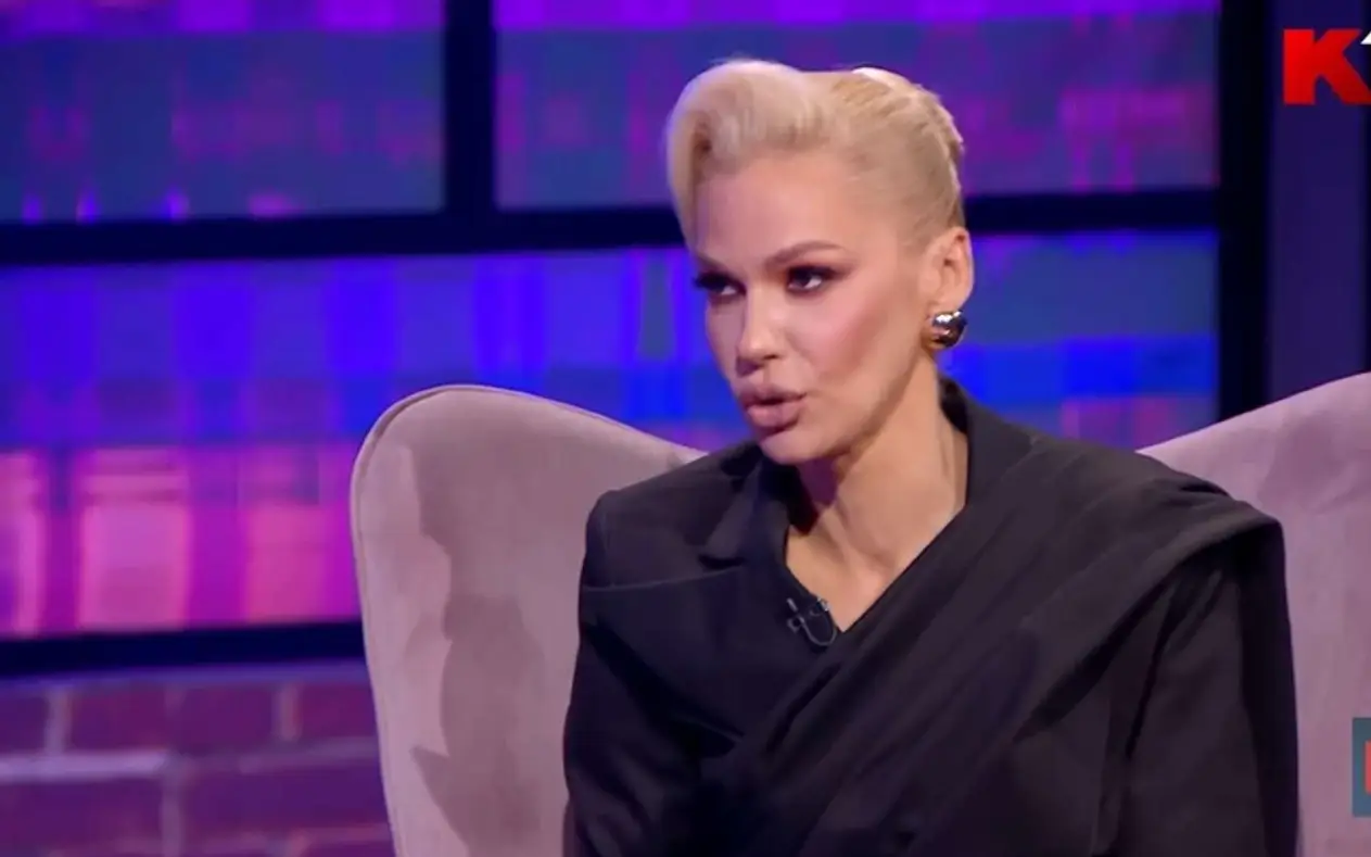 Nataša Bekvalac Nataša Bekvalac sa ozbiljnim izrazom lica i kosom preko oka pozira