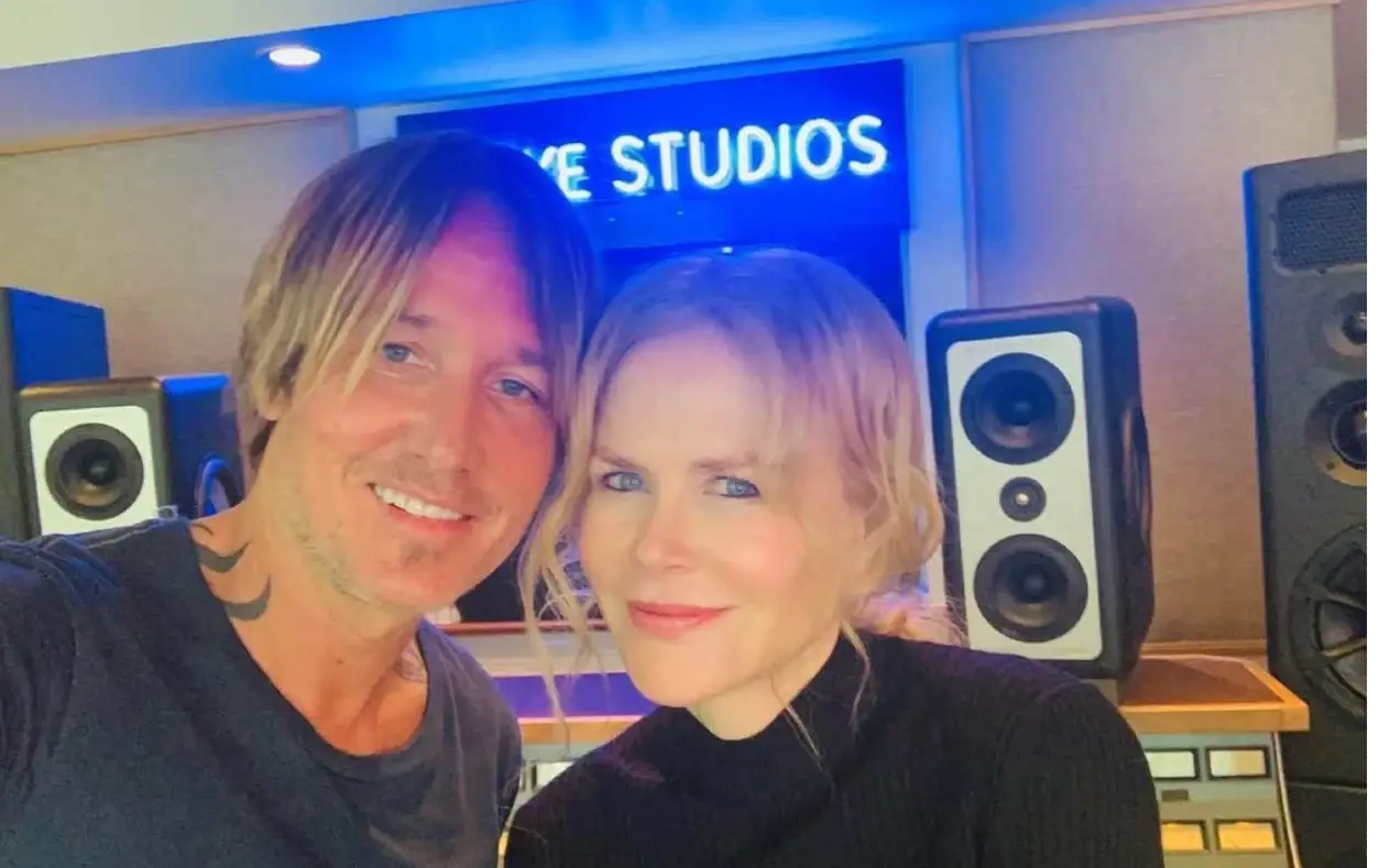 Nicole Kidman i Keith Urban nasmejani poziraju u studiju