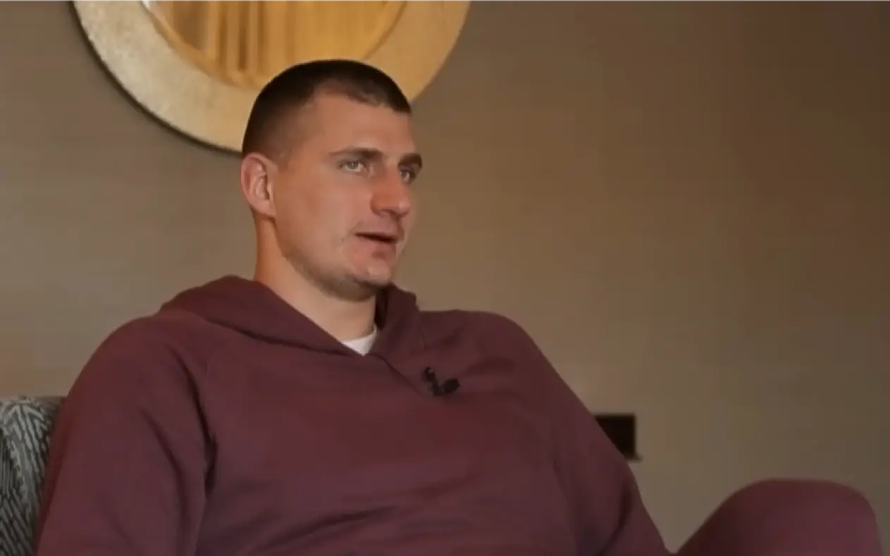 Nikola Jokić u braon trenerci sa ozbiljnim izrzaom lica tokom gostovanja u emisiji
