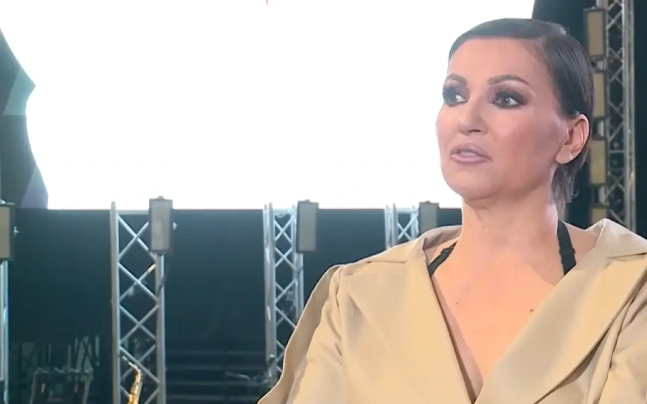 Nina Badrić u zlatnom mantilu daje intervju nakon koncerta u Areni