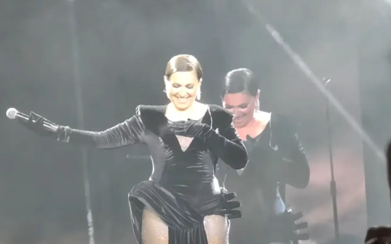 Nina Badrić odevena u crnu haljinu sa rukom preko grudi se zahvaljuje publici u Beogradu