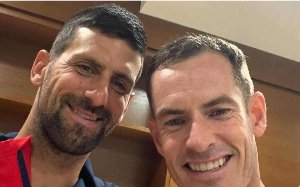 Novak Đoković i Andy Murrey sa širokim osmesima na licu zaggrljeni poziraju za slikanje