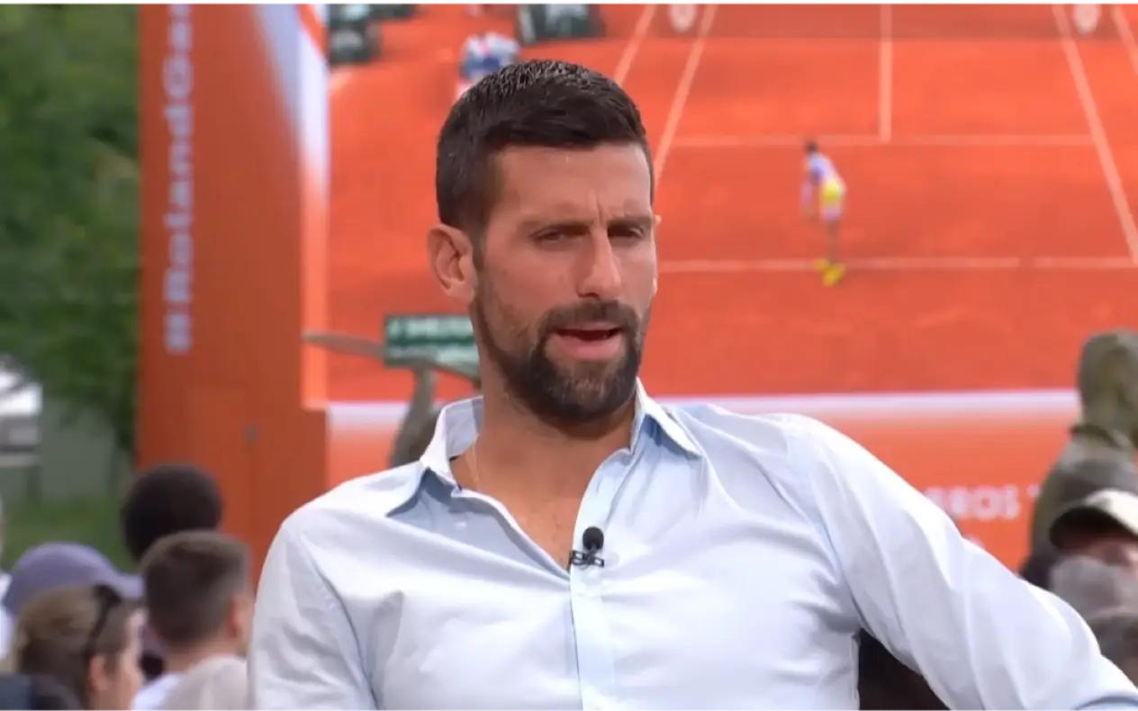 Novak Đoković u beloj košulji tokom intervjua u studiju Roland Garrosa