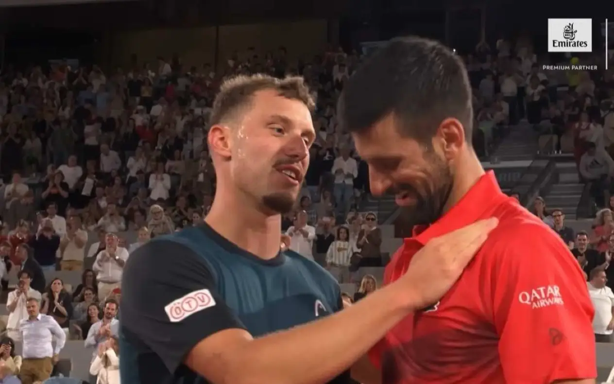 Novak Đoković i FIlip Mišolić u srdačnom razgovoru nakon meča trećeg kola