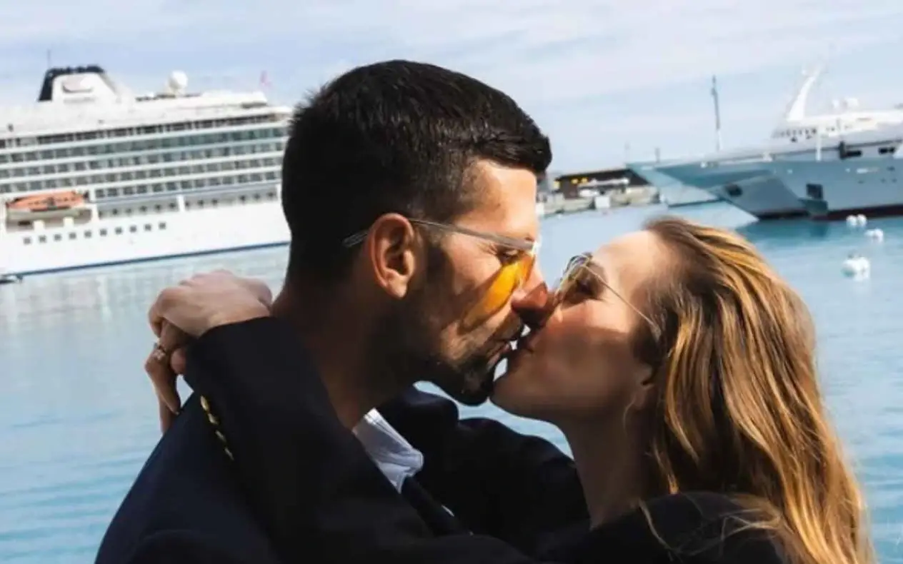 Novak i Jelena Đoković poljubac na obali mora u Monaku