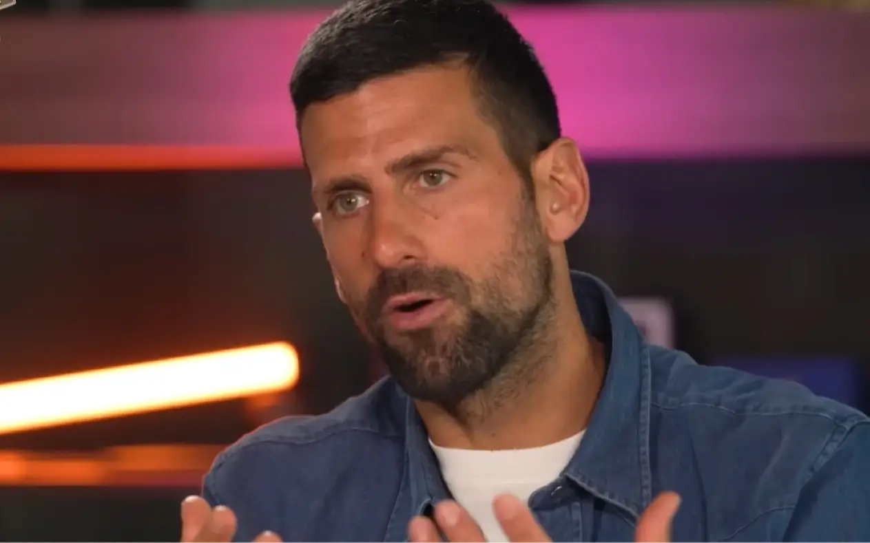 Novak Đoković u teksas košulji i beloj majici tokom intervjua u studiju