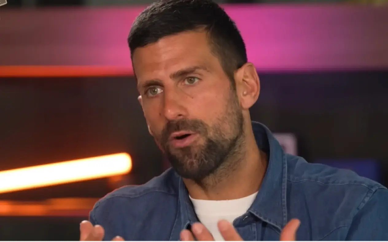 Novak Đoković u teksas košulji i beloj majici tokom intervjua u studiju