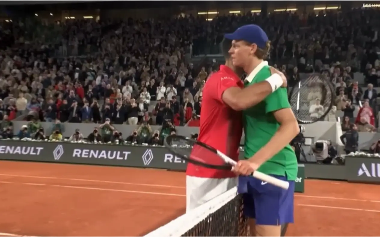 Janik Siner i Novak Đoković nakon odigranog meča na Roland Garrosu