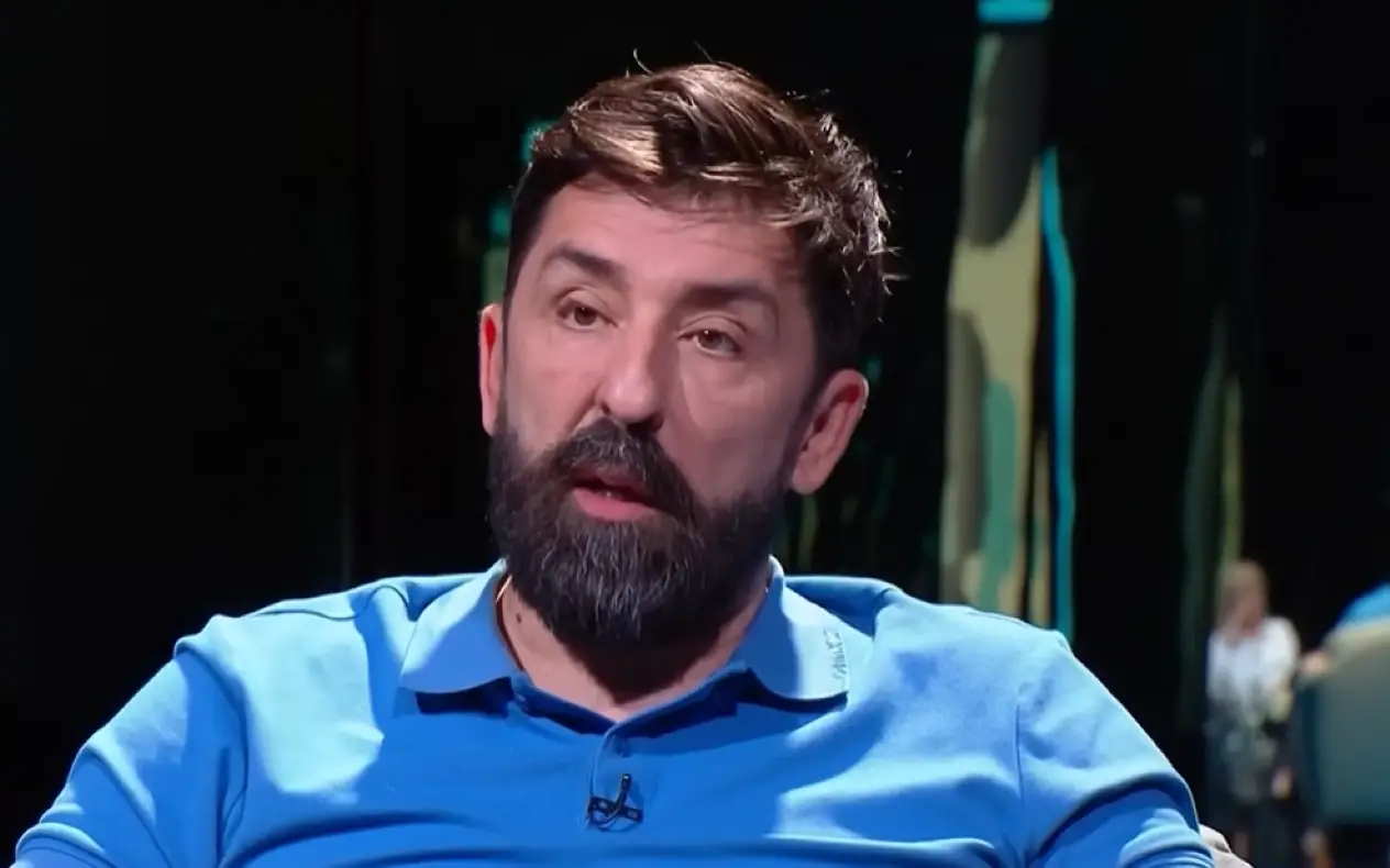 Ognjen Amidžić u plavoj majici sa bradom tokom gostovanja u emisiji