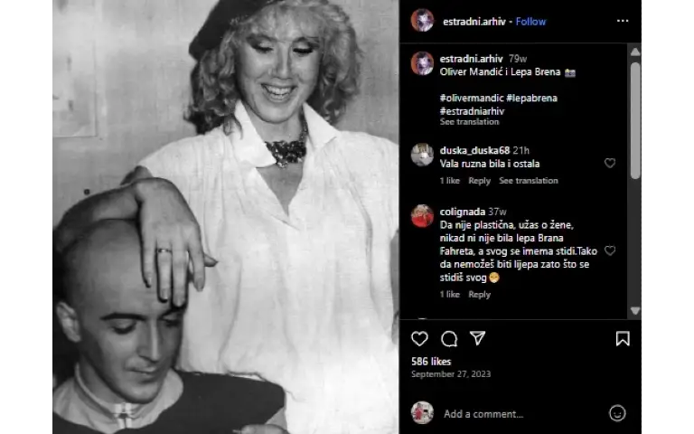 Oliver Mandić i Lepa Brena Crno-bela fotografija Olivera Mandića i Lepe Brene. Osobe na slici imaju zamućena lica. Osoba levo sedi, dok osoba desno stoji sa rukom na glavi sedeće osobe.