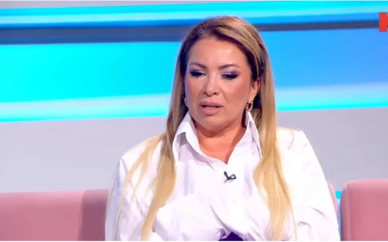 Olja Karleuša u beloj košulji sa ozbiljnim izrazom lica