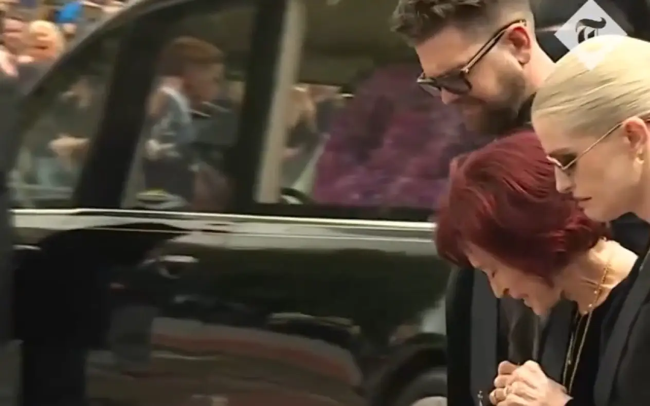 Sahraba Ozzya Osbornea Sharon Osbourne se slomila na sahrani Ozzyja Osbournea