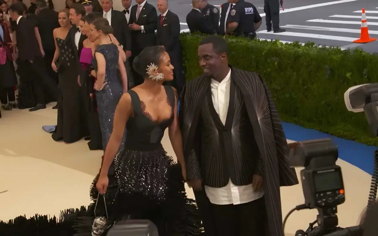 P. Diddy u crnom odelu i Cassie Ventura u crnoj haljini poziraju pred novinarima na svečanom događaju