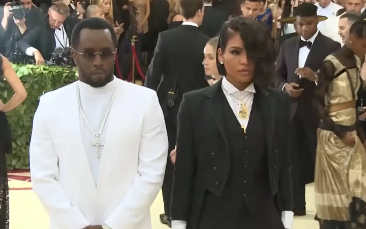 P. Diddy u belom odelu i Cassie Ventura u crnom odelu na Met Gali poziraju novinarima