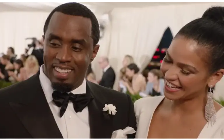 P. Diddy i Cassie na Met Gali P. Diddy i Cassie u elegantnoj odeći na Met Gali 2015. godine i sa širokim osmehom na licu